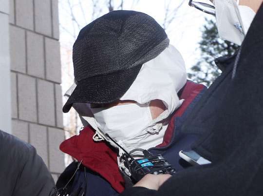 중년여성을 살해한 뒤 공범도 살해한 혐의를 받는 50대 A씨가 7일 오후 구속 전 피의자 심문(영장실질심사)을 받기 위해 인천시 미추홀구 인천지방법원으로 들어서고 있다.   연합뉴스